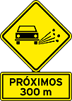 Projeção de cascalho — próximos 300 m — Sinalização Auxiliar de Advertência