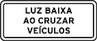 Luz baixa ao cruzar veículos — Placas Educativas