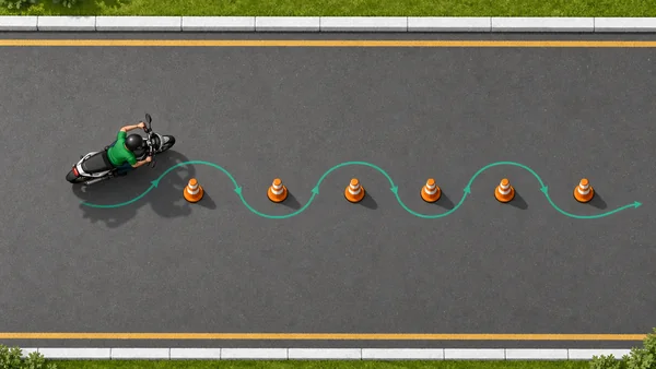 Motocicleta fazendo slalom entre 6 cones em linha reta